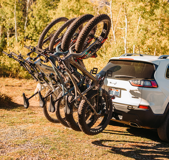 E-bike and fat bikes on SUV